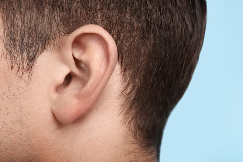 Cirugía reconstructiva de lóbulo de orejas y agujeros de pendiente