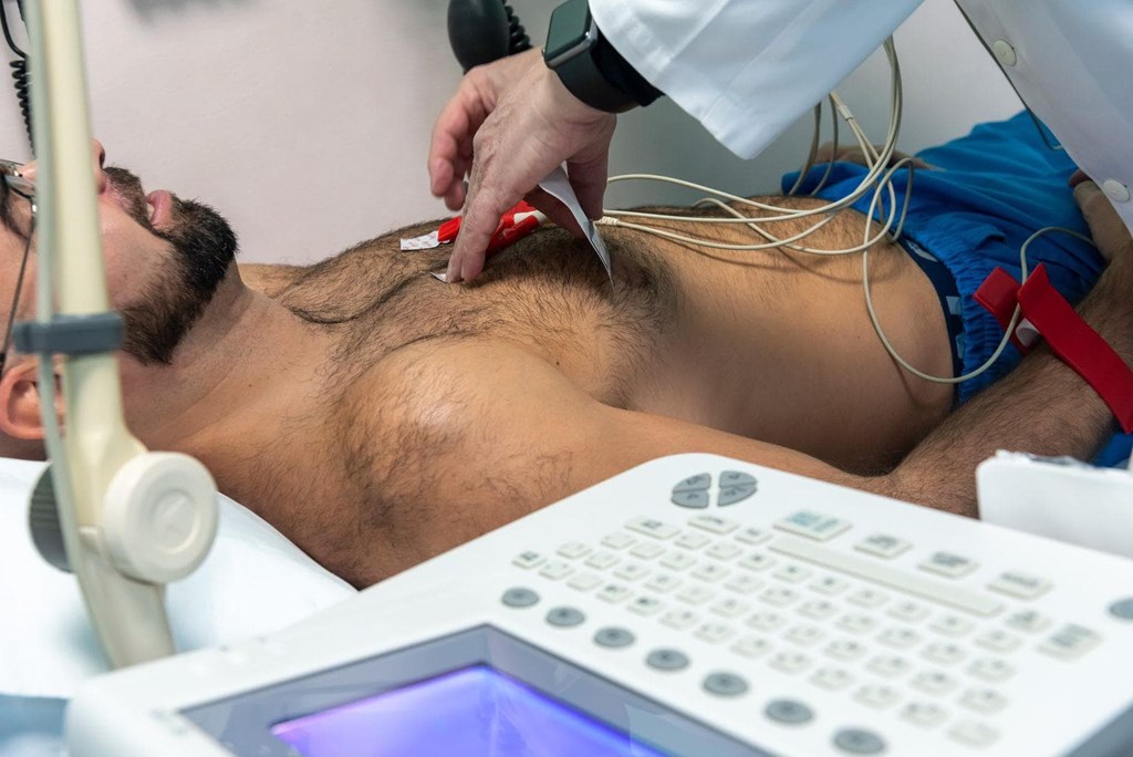 ¿Cómo se realiza un electrocardiograma?