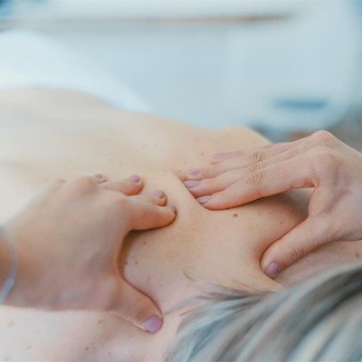 Mitiga los dolores de la lumbalgia con la masoterapia
